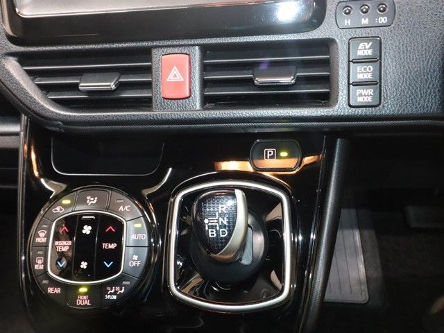 TOYOTA VOXY HYBRID 2017