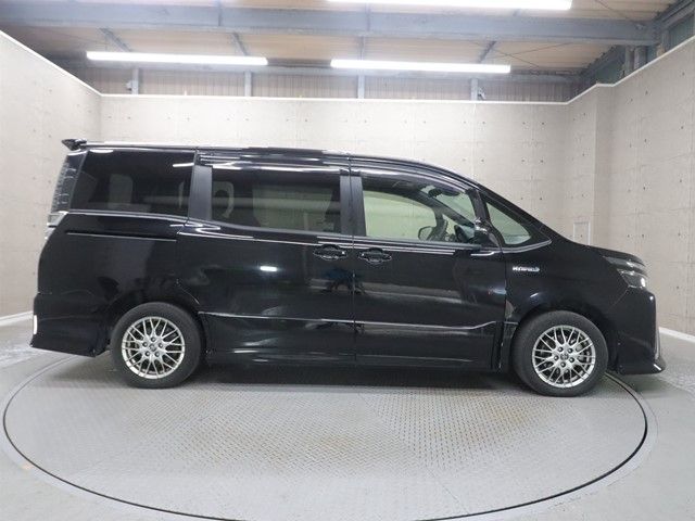 TOYOTA VOXY HYBRID 2017