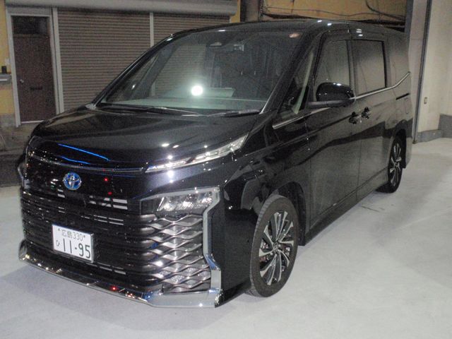 TOYOTA VOXY HYBRID 2023
