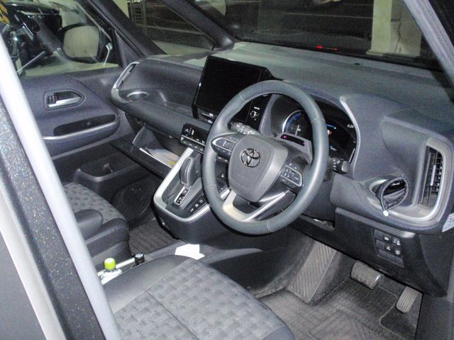 TOYOTA VOXY HYBRID 2023