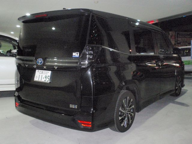 TOYOTA VOXY HYBRID 2023