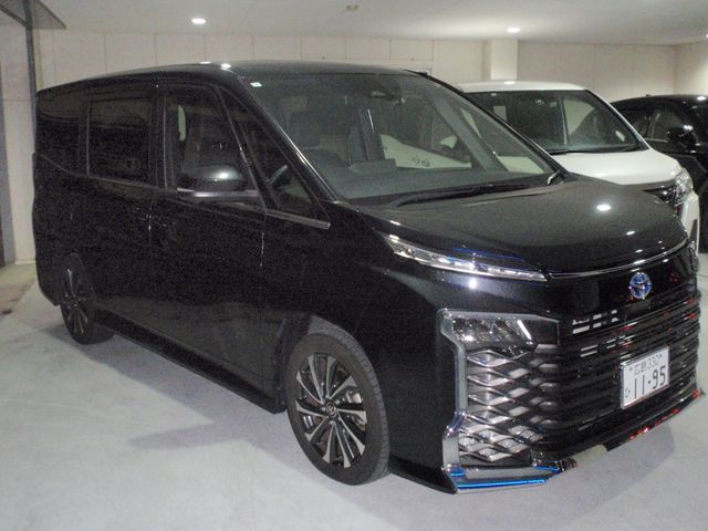 TOYOTA VOXY HYBRID 2023