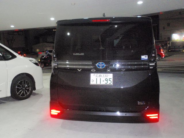 TOYOTA VOXY HYBRID 2023