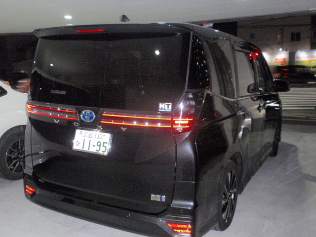 TOYOTA VOXY HYBRID 2023