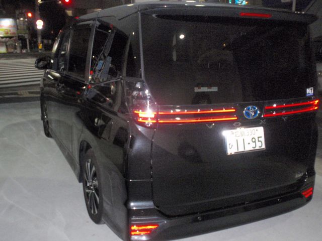 TOYOTA VOXY HYBRID 2023