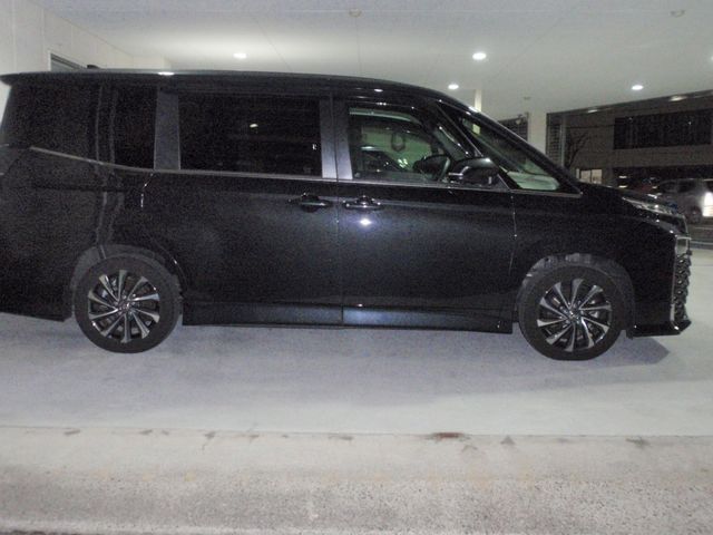 TOYOTA VOXY HYBRID 2023