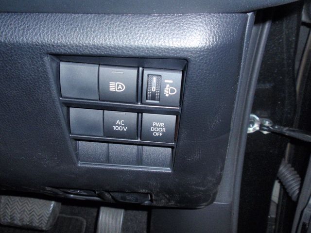 TOYOTA VOXY HYBRID 2023