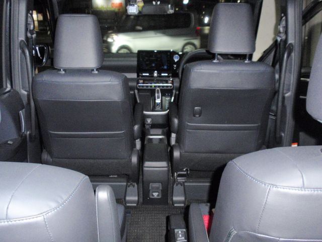 TOYOTA VOXY HYBRID 2023