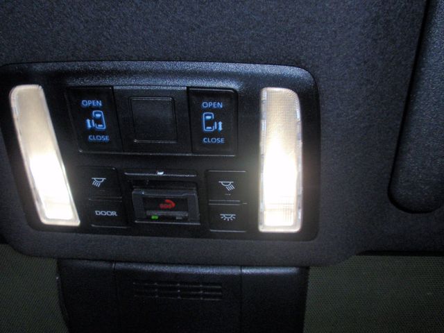 TOYOTA VOXY HYBRID 2023