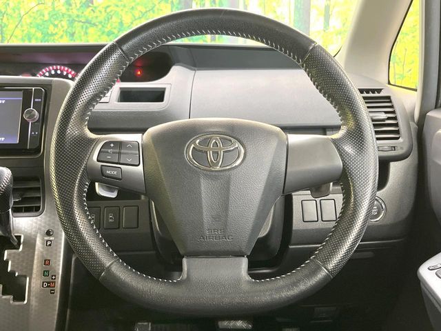 TOYOTA VOXY 2013