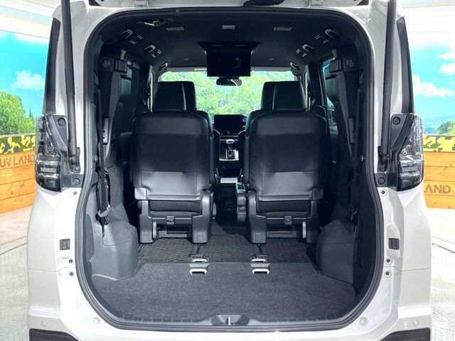 TOYOTA VOXY HYBRID 2023