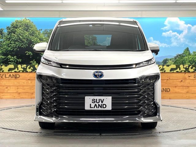 TOYOTA VOXY HYBRID 2023