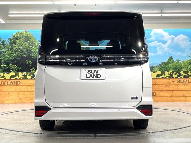 TOYOTA VOXY HYBRID 2023