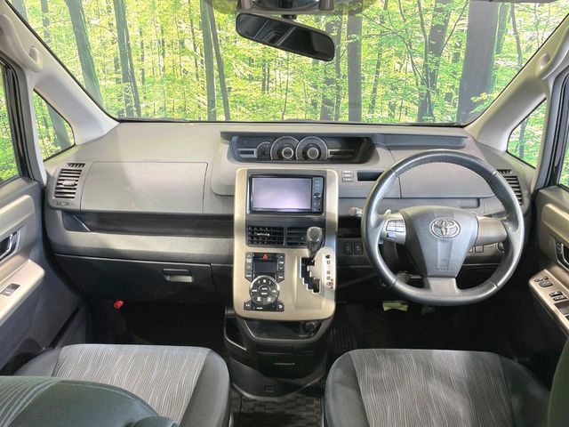TOYOTA NOAH 2011