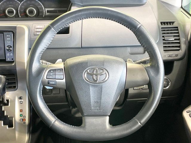TOYOTA NOAH 2011