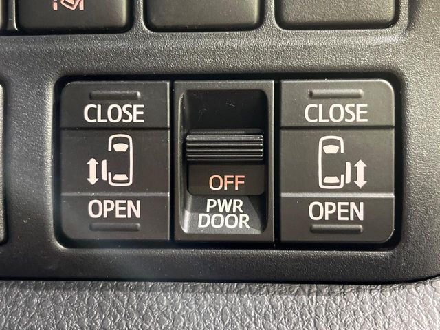 TOYOTA VOXY 4WD 2021