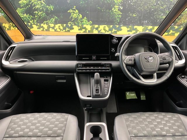 TOYOTA VOXY HYBRID 2024