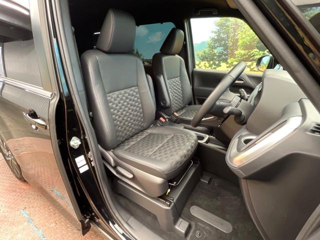 TOYOTA VOXY HYBRID 2024