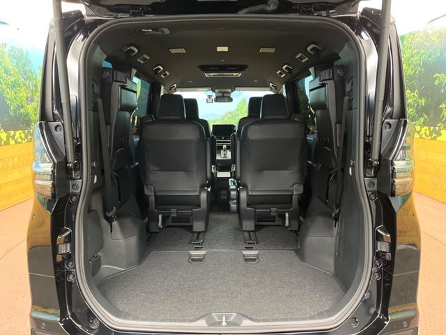 TOYOTA VOXY HYBRID 2024