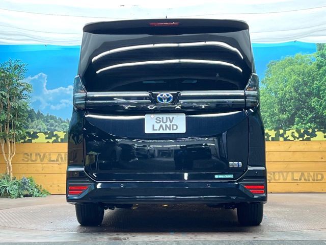 TOYOTA VOXY HYBRID 2024