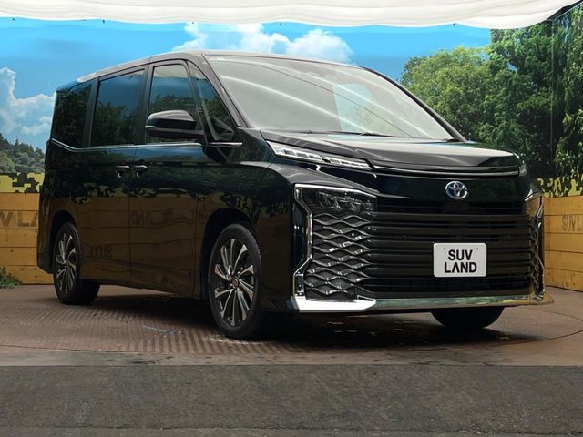 TOYOTA VOXY HYBRID 2024