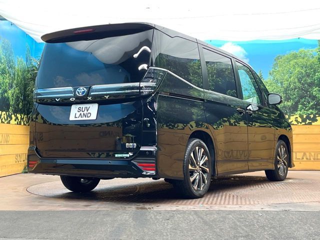 TOYOTA VOXY HYBRID 2024