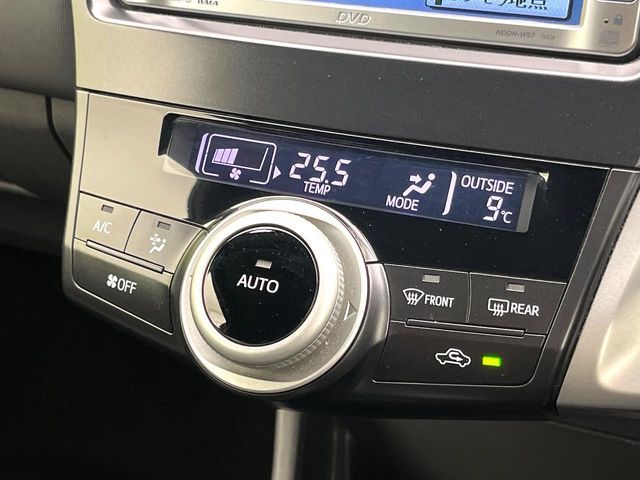 TOYOTA PRIUS Alpha 2013