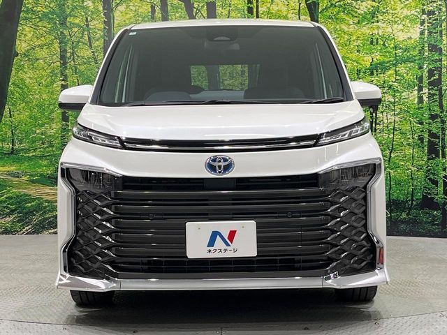 TOYOTA VOXY HYBRID 2025