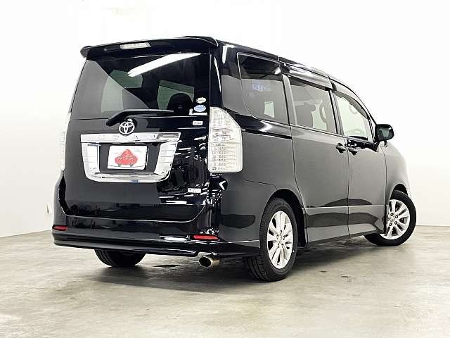 TOYOTA NOAH 2010