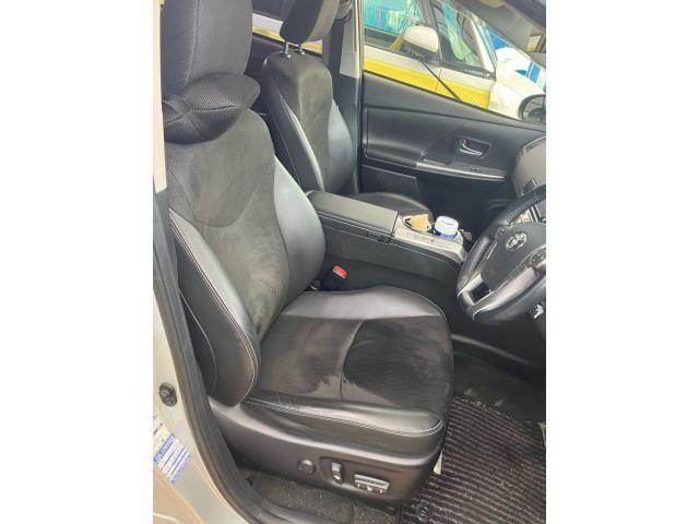 TOYOTA PRIUS Alpha 2015