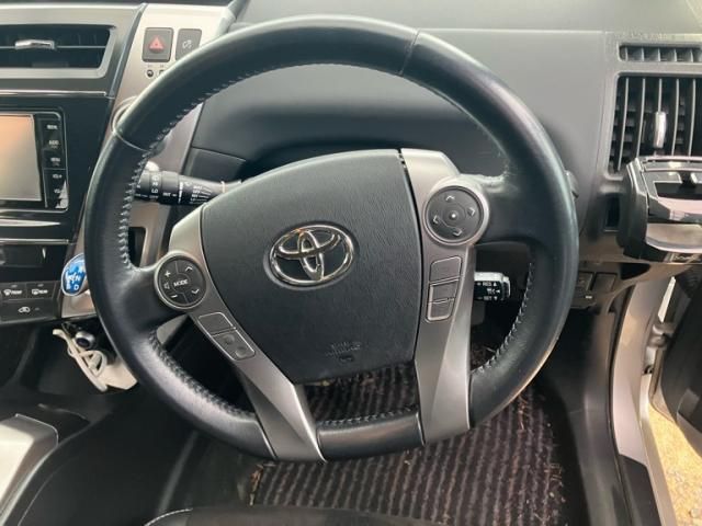TOYOTA PRIUS Alpha 2015