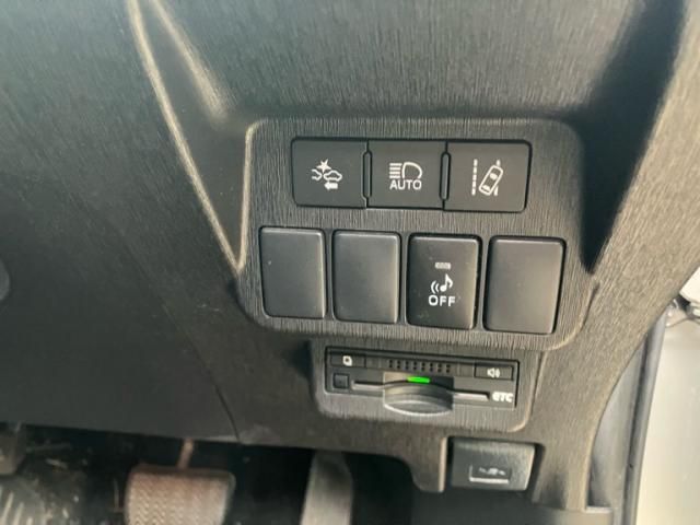 TOYOTA PRIUS Alpha 2015