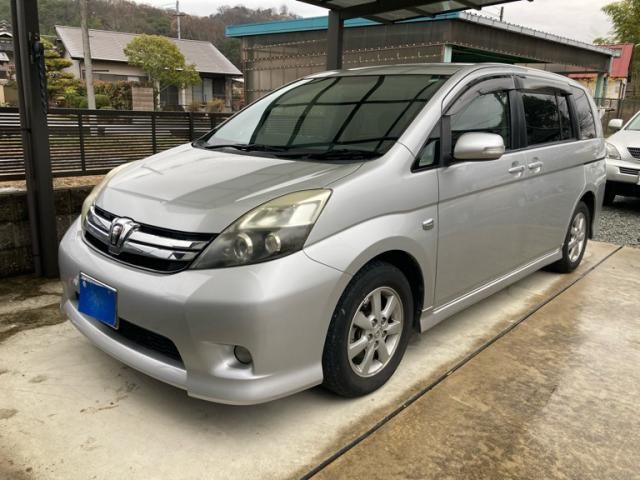TOYOTA Isis 2011