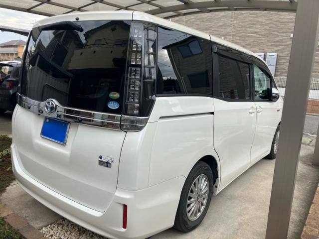 TOYOTA VOXY HYBRID 2017