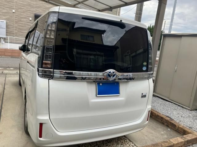 TOYOTA VOXY HYBRID 2017