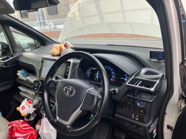 TOYOTA VOXY HYBRID 2017