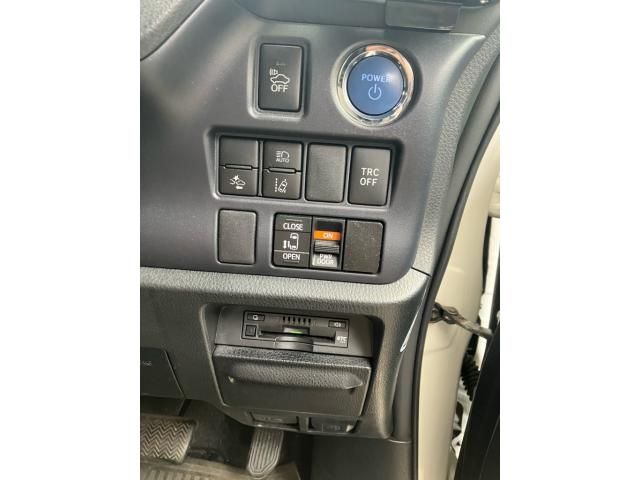 TOYOTA VOXY HYBRID 2017