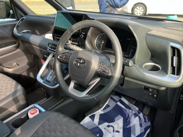 TOYOTA VOXY HYBRID 2023