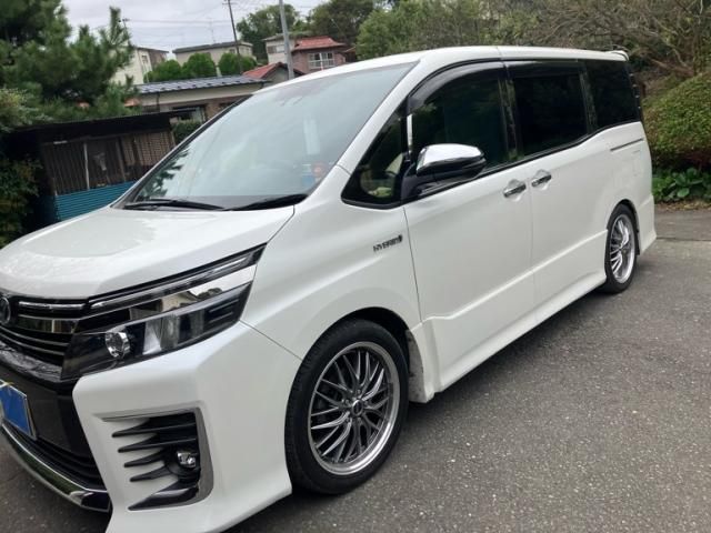 TOYOTA VOXY HYBRID 2017