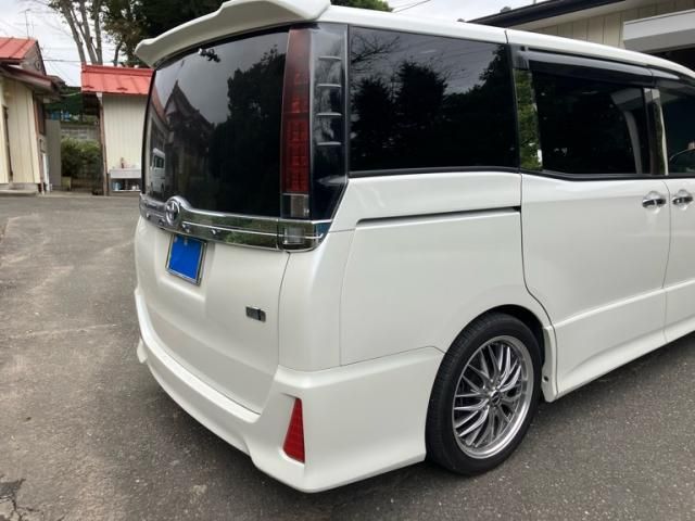 TOYOTA VOXY HYBRID 2017