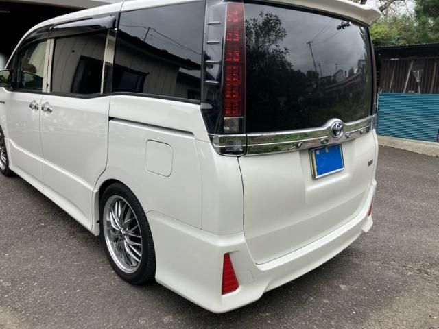 TOYOTA VOXY HYBRID 2017