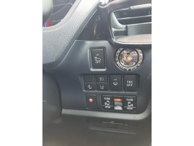 TOYOTA VOXY HYBRID 2017