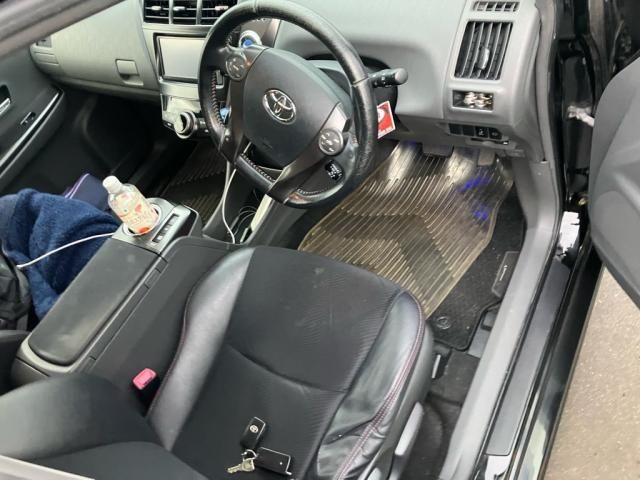 TOYOTA PRIUS Alpha 2013