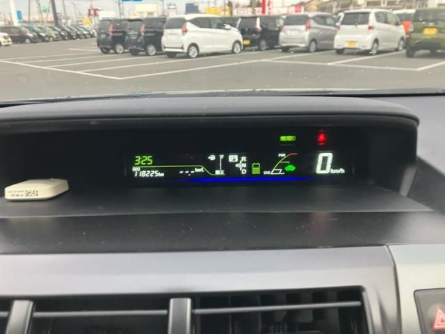 TOYOTA PRIUS Alpha 2013