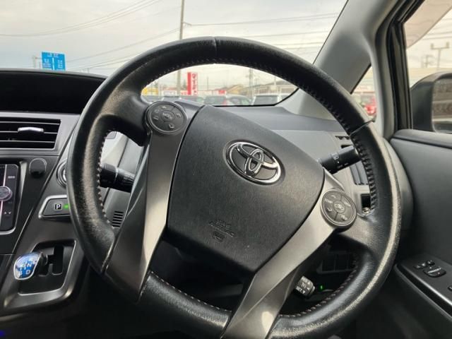 TOYOTA PRIUS Alpha 2013