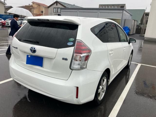 TOYOTA PRIUS Alpha 2016