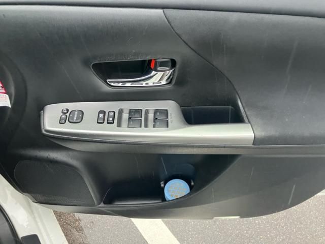 TOYOTA PRIUS Alpha 2016