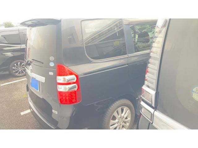 TOYOTA NOAH 2011