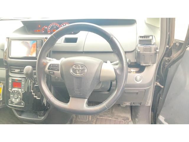TOYOTA NOAH 2011