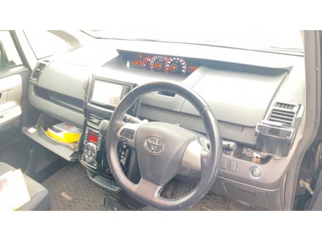 TOYOTA NOAH 2011